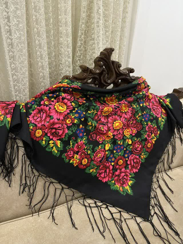 حاشیه مشکی ریشه های ابریشمی و چند گره بسیار نرم و لطیف هشت گره