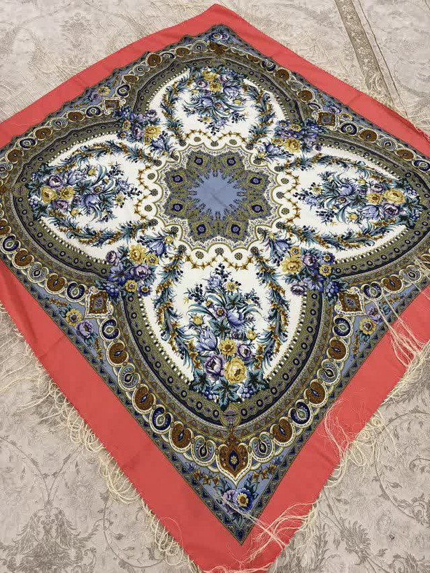 چارقد ایتالیایی چارقد پشمی چارقد ترک چارقد ترکمن چارقد دست بافت زنان ترکمن حاشیه مشکی ریشه های ابریشمی و چند گره بسیار نرم و لطیف هشت گره طرح مدرن طرح سنتی چهار فصل ایستایی فوقالعاده عالی