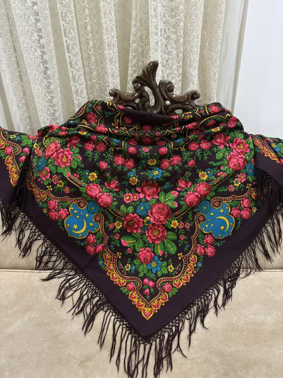 چارقد ایتالیایی چارقد پشمی چارقد ترک چارقد ترکمن چارقد دست بافت زنان ترکمن حاشیه مشکی ریشه های ابریشمی و چند گره بسیار نرم و لطیف هشت گره