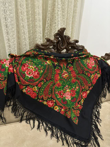 چارقد ایتالیایی چارقد پشمی چارقد ترک چارقد ترکمن چارقد دست بافت زنان ترکمن حاشیه مشکی ریشه های ابریشمی و چند گره بسیار نرم و لطیف هشت گره