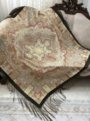 حاشیه مشکی ریشه های ابریشمی و چند گره بسیار نرم و لطیف هشت گره