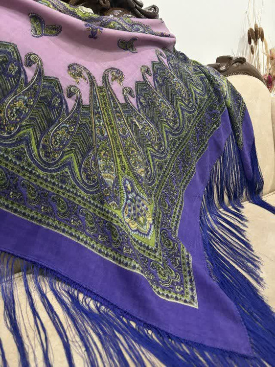 حاشیه مشکی ریشه های ابریشمی و چند گره بسیار نرم و لطیف