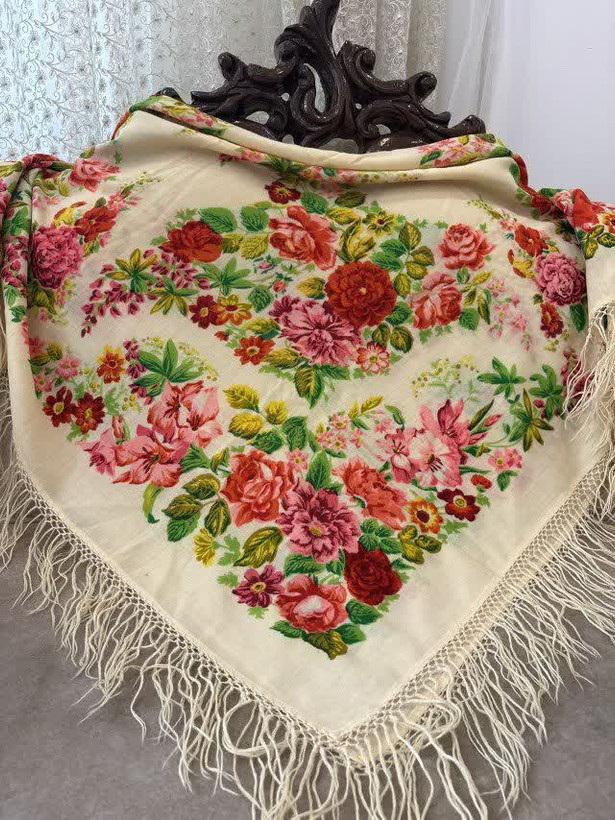 حاشیه مشکی ریشه های ابریشمی و چند گره بسیار نرم و لطیف هشت گره