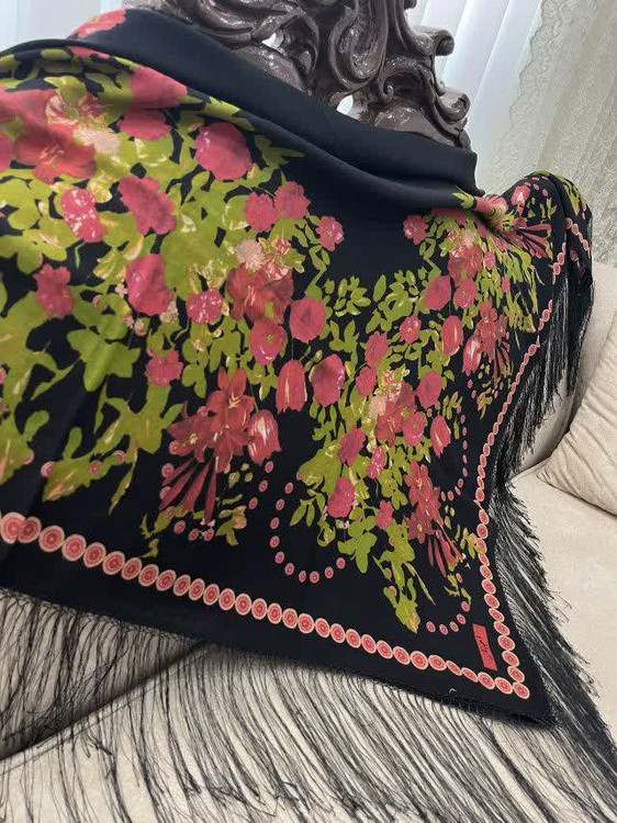 حاشیه مشکی ریشه های ابریشمی و چند گره بسیار نرم و لطیف