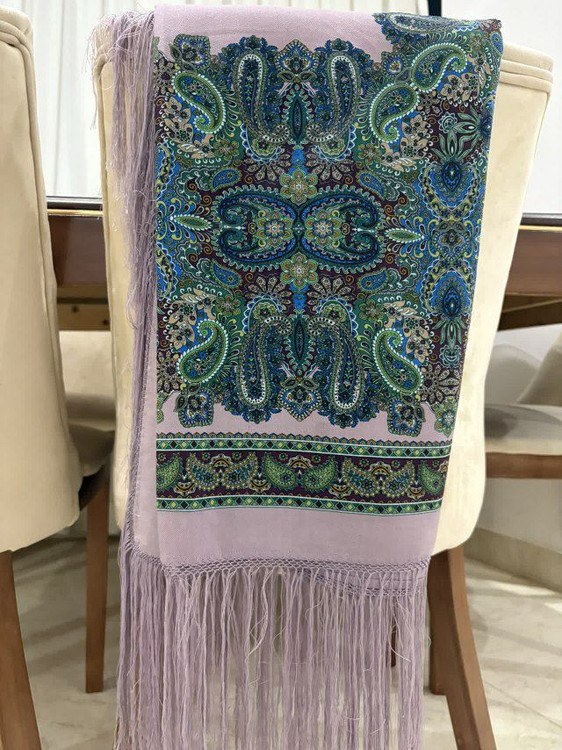 حاشیه مشکی ریشه های ابریشمی و چند گره بسیار نرم و لطیف