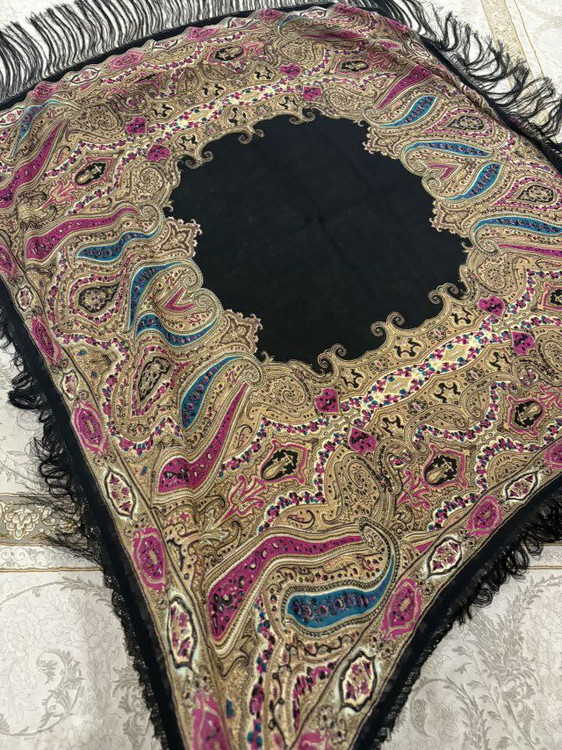 حاشیه مشکی ریشه های ابریشمی و چند گره بسیار نرم و لطیف