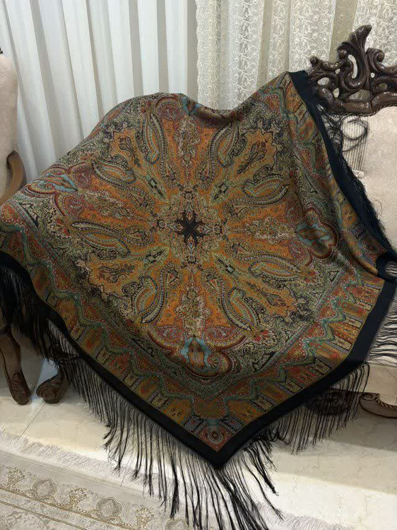 حاشیه های ابریشمی و چند گره بسیار نرم و لطیف هشت گره