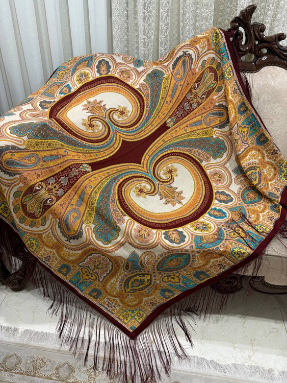 حاشیه های ابریشمی و چند گره بسیار نرم و لطیف