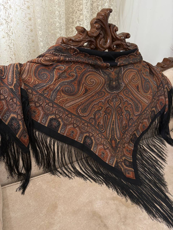 حاشیه مشکی ریشه های ابریشمی و چند گره بسیار نرم و لطیف