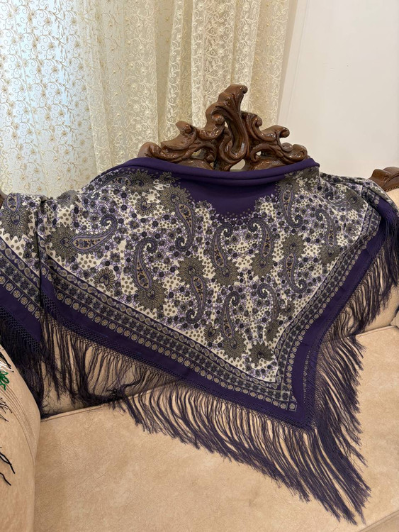 چارقد ایتالیایی چارقد پشمی چارقد ترک چارقد ترکمن چارقد دست بافت زنان ترکمن حاشیه مشکی ریشه های ابریشمی و چند گره