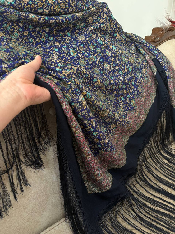 حاشیه های ابریشمی و چند گره بسیار نرم و لطیف هشت گره