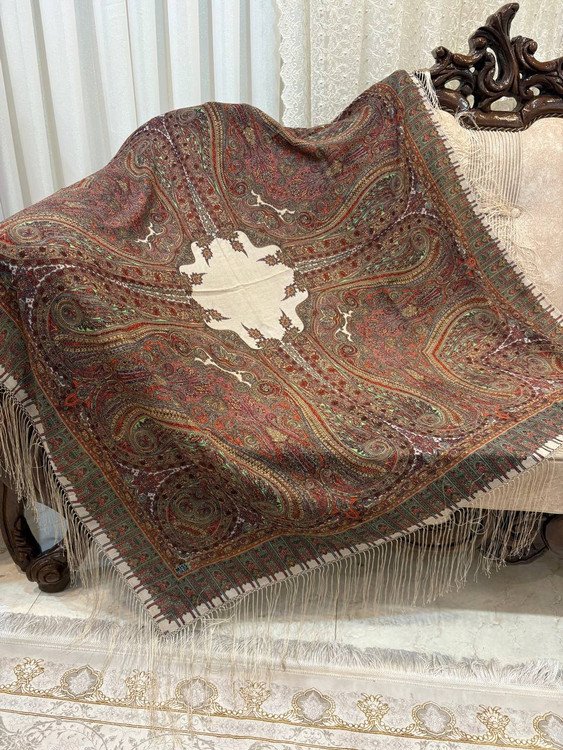 حاشیه های ابریشمی و چند گره بسیار نرم و لطیف هشت گره