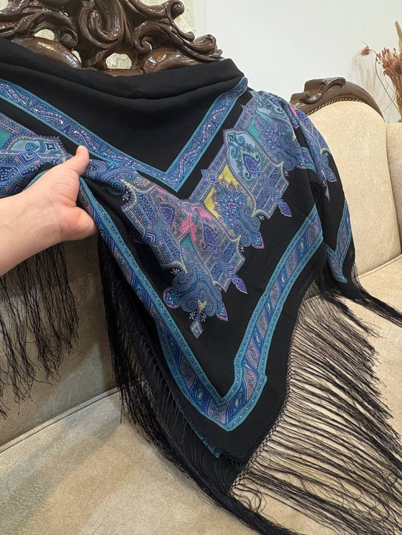 حاشیه مشکی ریشه های ابریشمی و چند گره بسیار نرم و لطیف