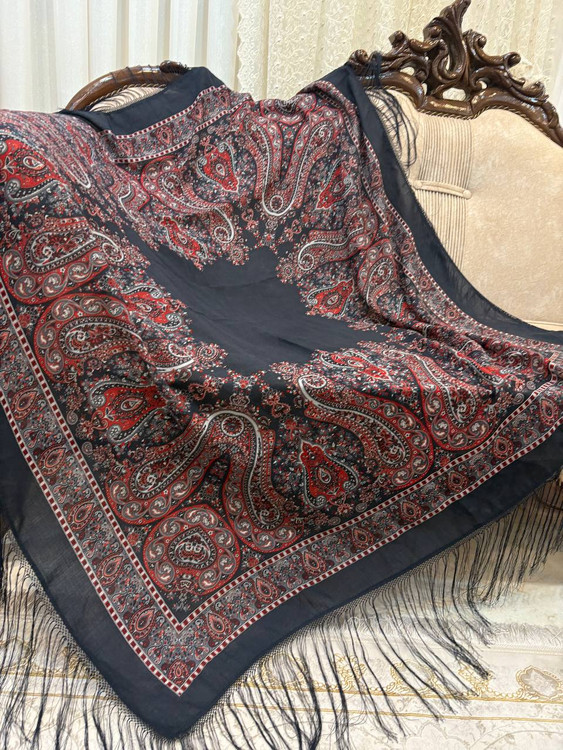 حاشیه مشکی ریشه های ابریشمی و چند گره بسیار نرم و لطیف