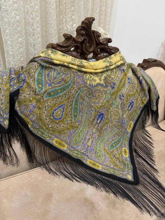 حاشیه مشکی ریشه های ابریشمی و چند گره بسیار نرم و لطیف