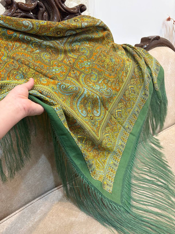 حاشیه مشکی ریشه های ابریشمی و چند گره بسیار نرم و لطیف