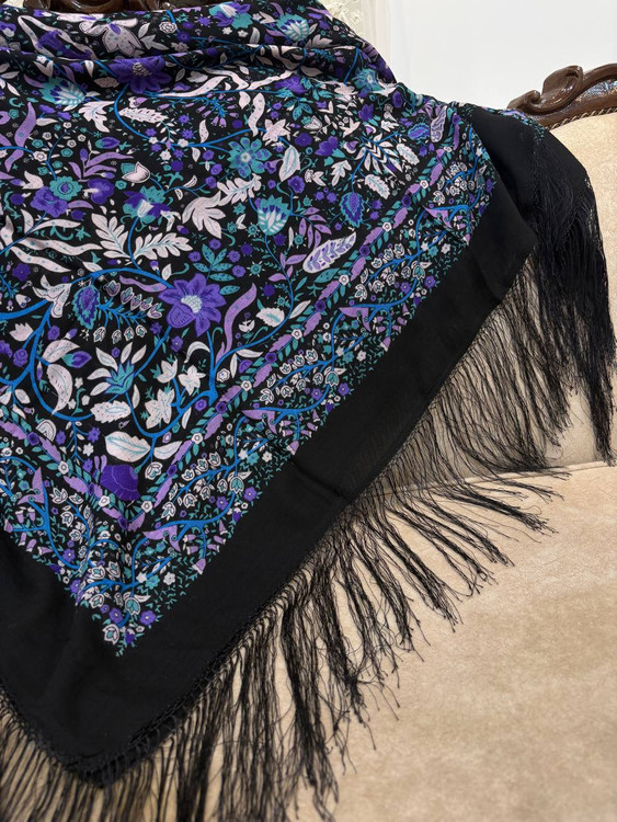 حاشیه های ابریشمی و چند گره بسیار نرم و لطیف