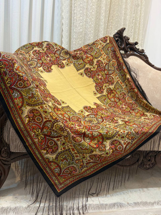 حاشیه های ابریشمی و چند گره بسیار نرم و لطیف