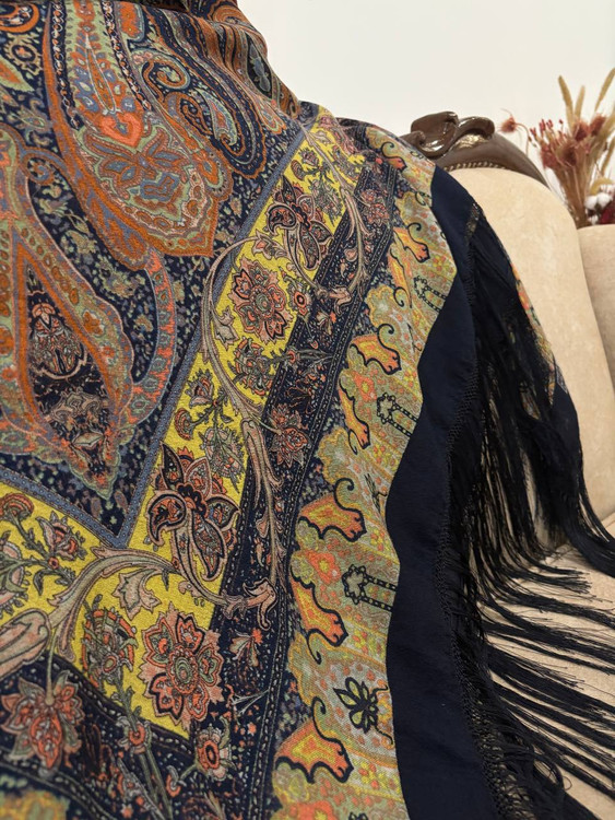 حاشیه مشکی ریشه های هشت گره