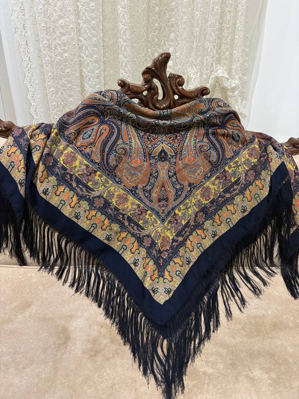 حاشیه های ابریشمی و چند گره بسیار نرم و لطیف