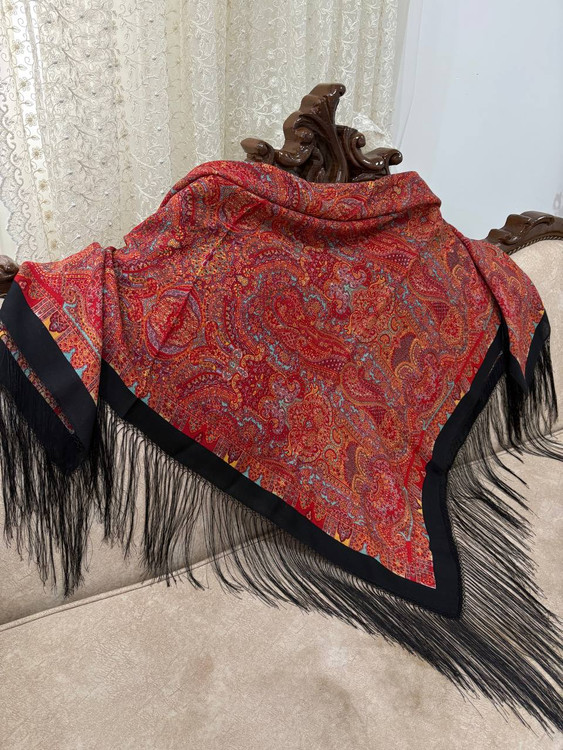 حاشیه مشکی ریشه های ابریشمی و چند گره بسیار نرم و لطیف هشت گره