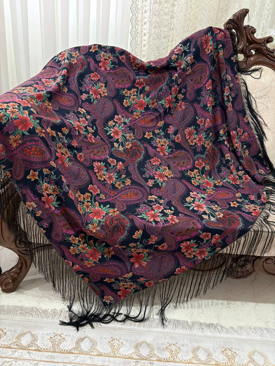 حاشیه های ابریشمی و چند گره بسیار نرم و لطیف