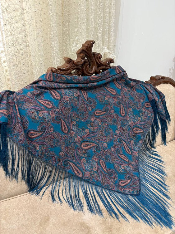 حاشیه مشکی ریشه های ابریشمی و چند گره بسیار نرم و لطیف