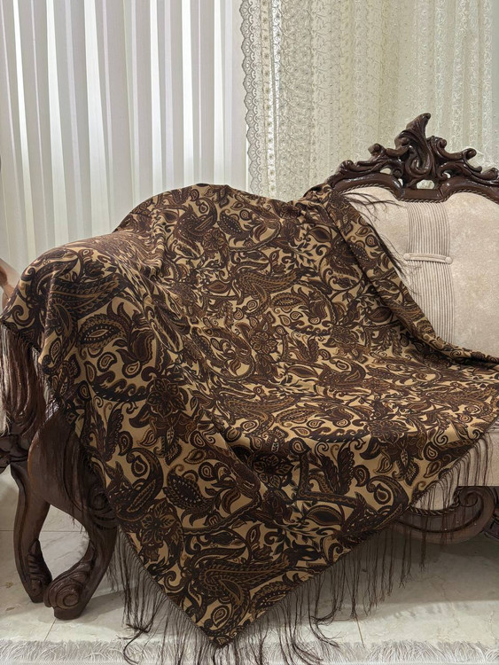 حاشیه های ابریشمی و چند گره بسیار نرم و لطیف