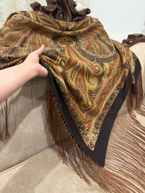 حاشیه مشکی ریشه های ابریشمی و چند گره بسیار نرم و لطیف