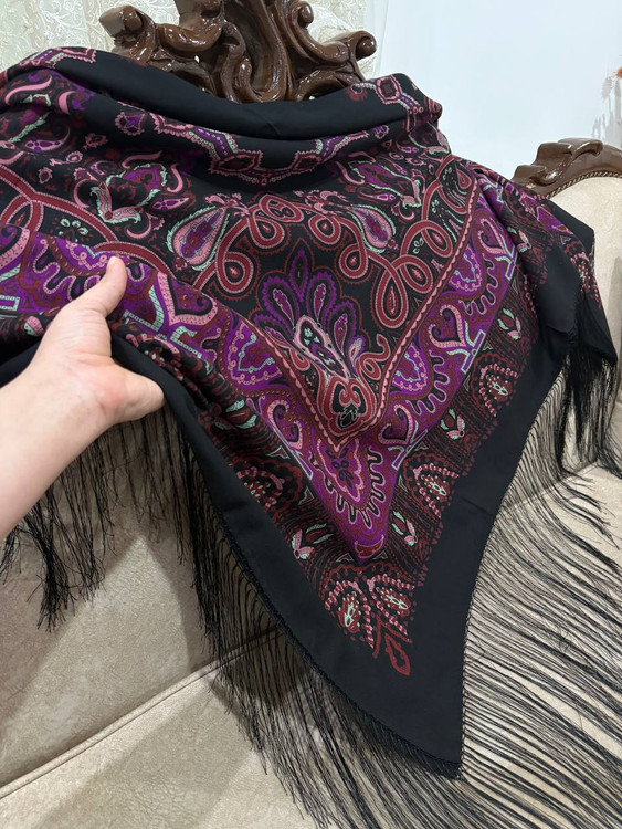 حاشیه های ابریشمی و چند گره بسیار نرم و لطیف هشت گره