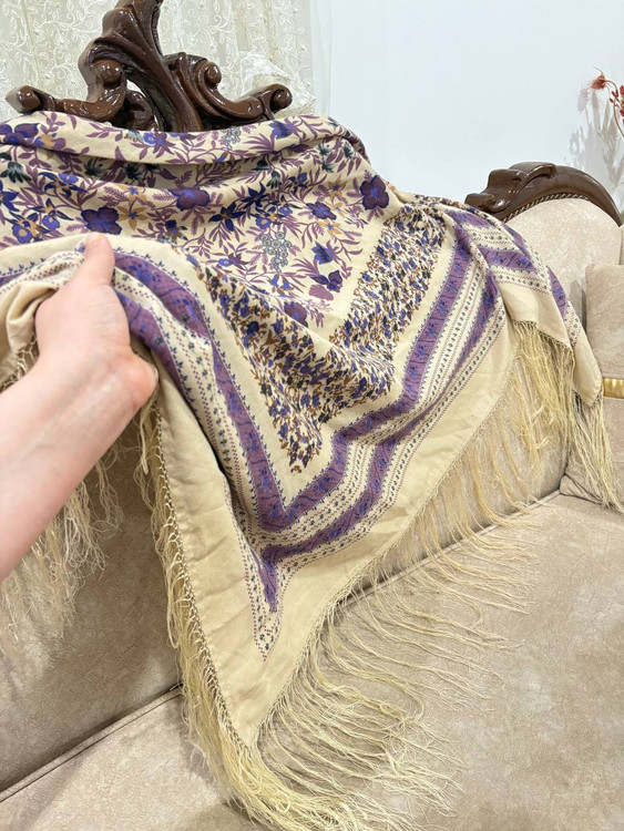 حاشیه های ابریشمی و چند گره بسیار نرم و لطیف هشت گره