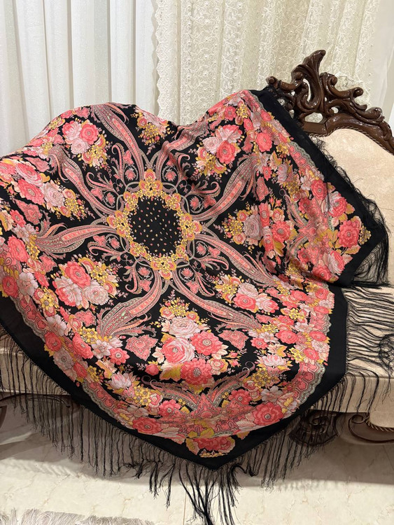 حاشیه های ابریشمی و چند گره بسیار نرم و لطیف هشت گره