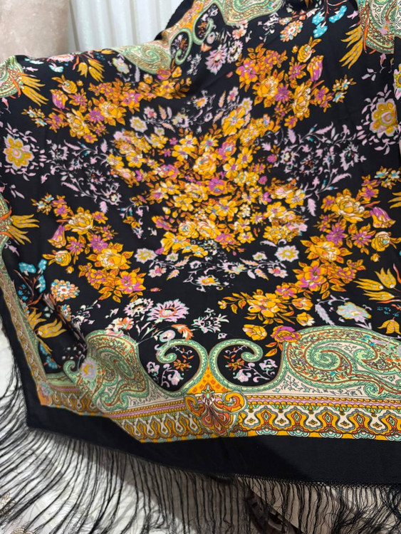 حاشیه های ابریشمی و چند گره بسیار نرم و لطیف