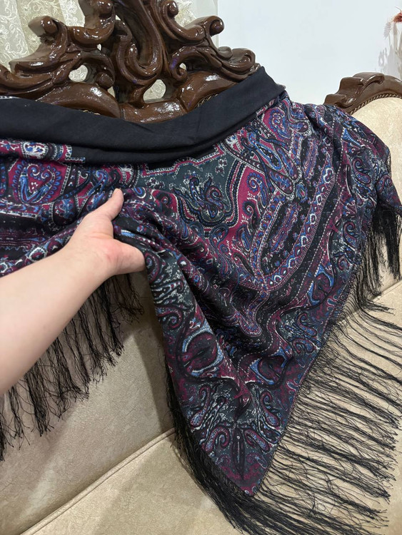 حاشیه های ابریشمی و چند گره بسیار نرم و لطیف