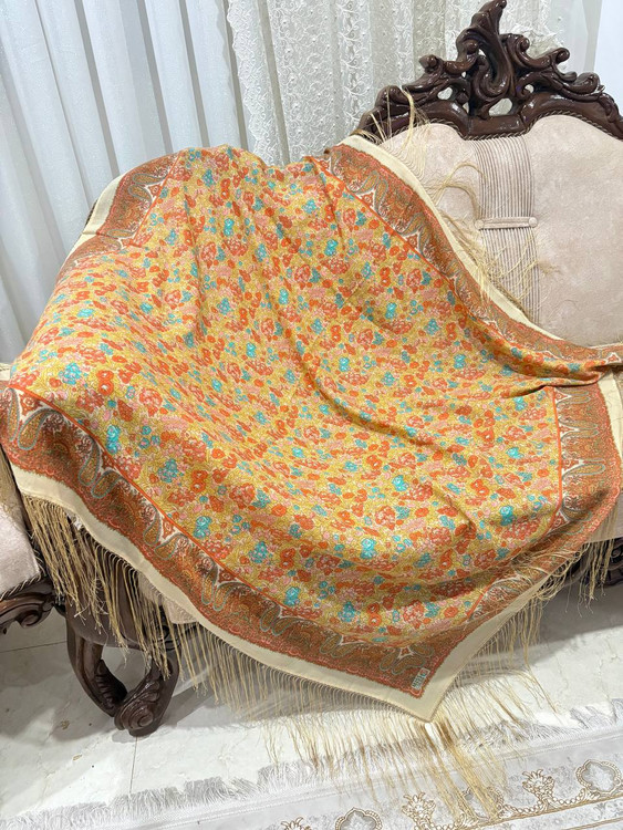 حاشیه های ابریشمی و چند گره بسیار نرم و لطیف هشت گره