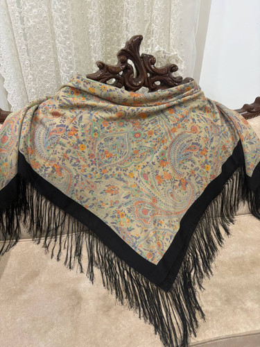 حاشیه های ابریشمی و چند گره بسیار نرم و لطیف