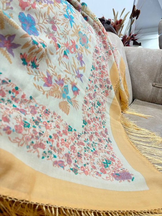 حاشیه های ابریشمی و چند گره بسیار نرم و لطیف