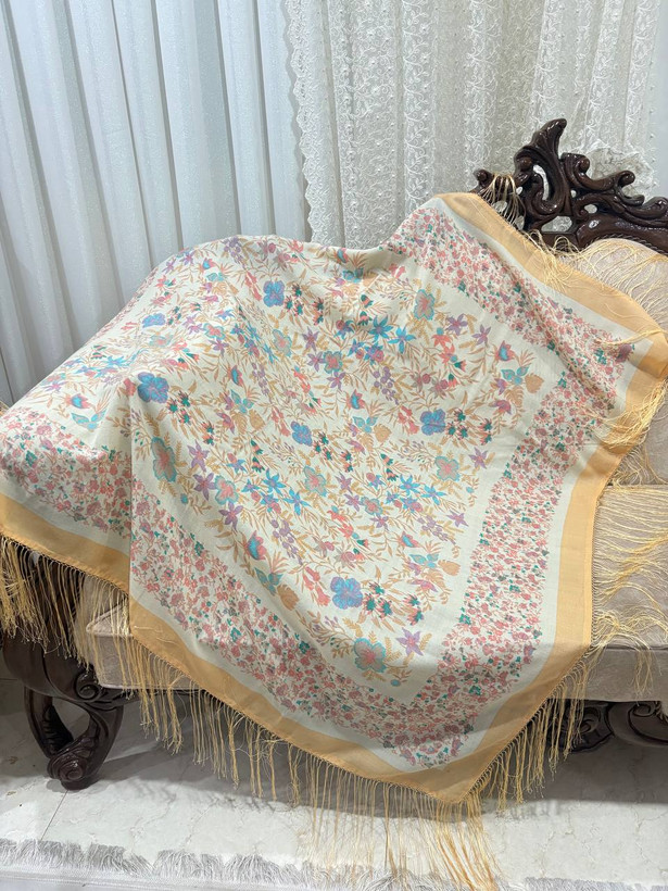 چارقد ایتالیایی عروس زمینه سفید با طیف کرمی کدــ۱۷۲۴