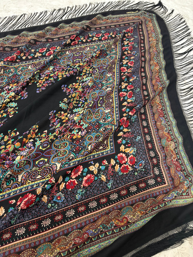 چارقد ایتالیایی زمینه مشکی برگ پاییز گلدار کدــ ۱۵۲۳
