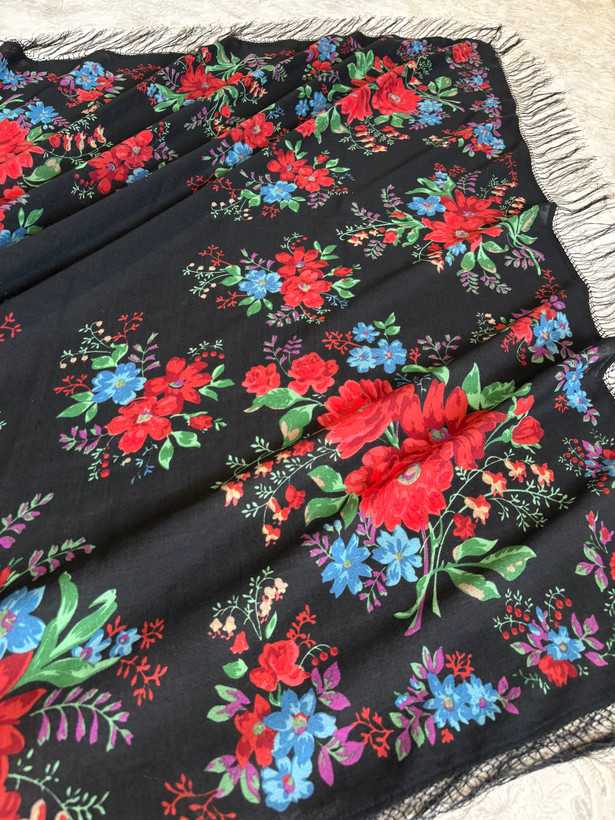 چارقد ایتالیایی مشکی گل قرمز تک و کمیاب ــ کد ۱۵۵۶