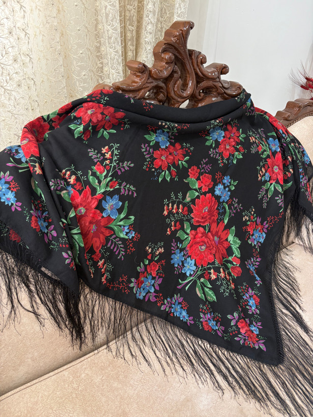 چارقد ایتالیایی مشکی گل قرمز تک و کمیاب ــ کد ۱۵۵۶