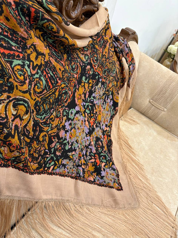چارقدایتالیایی زمینه کرم مشکی کد۱۹۶۰