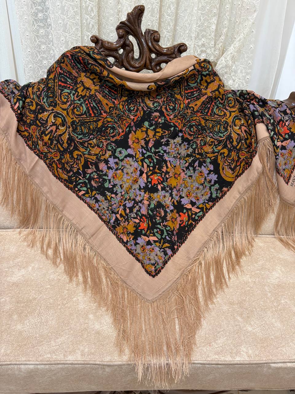 چارقدایتالیایی زمینه کرم مشکی کد۱۹۶۰