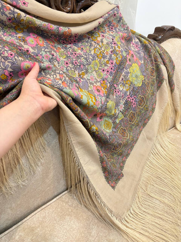 چارقدایتالیایی کرمی گلریز کد۱۹۶۲