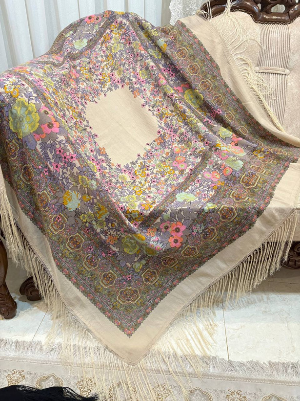 چارقدایتالیایی کرمی گلریز کد۱۹۶۲