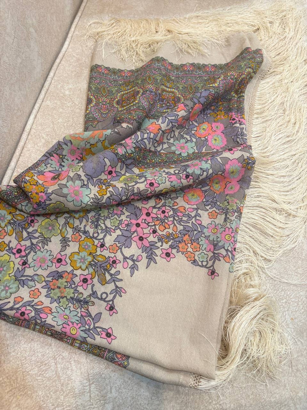 چارقدایتالیایی کرمی گلریز کد۱۹۶۲