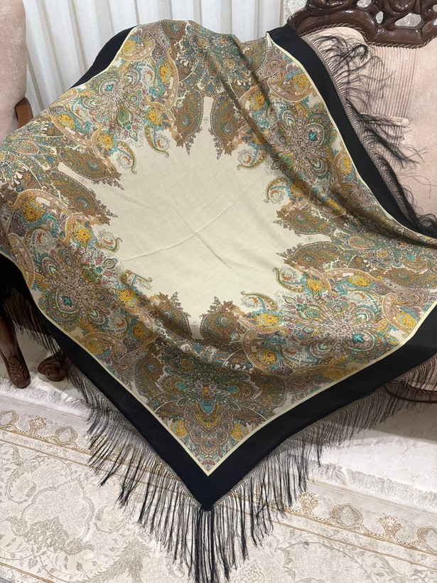 چارقد ایتالیایی زمینه روشن سنتی کد_۲۰۷۱